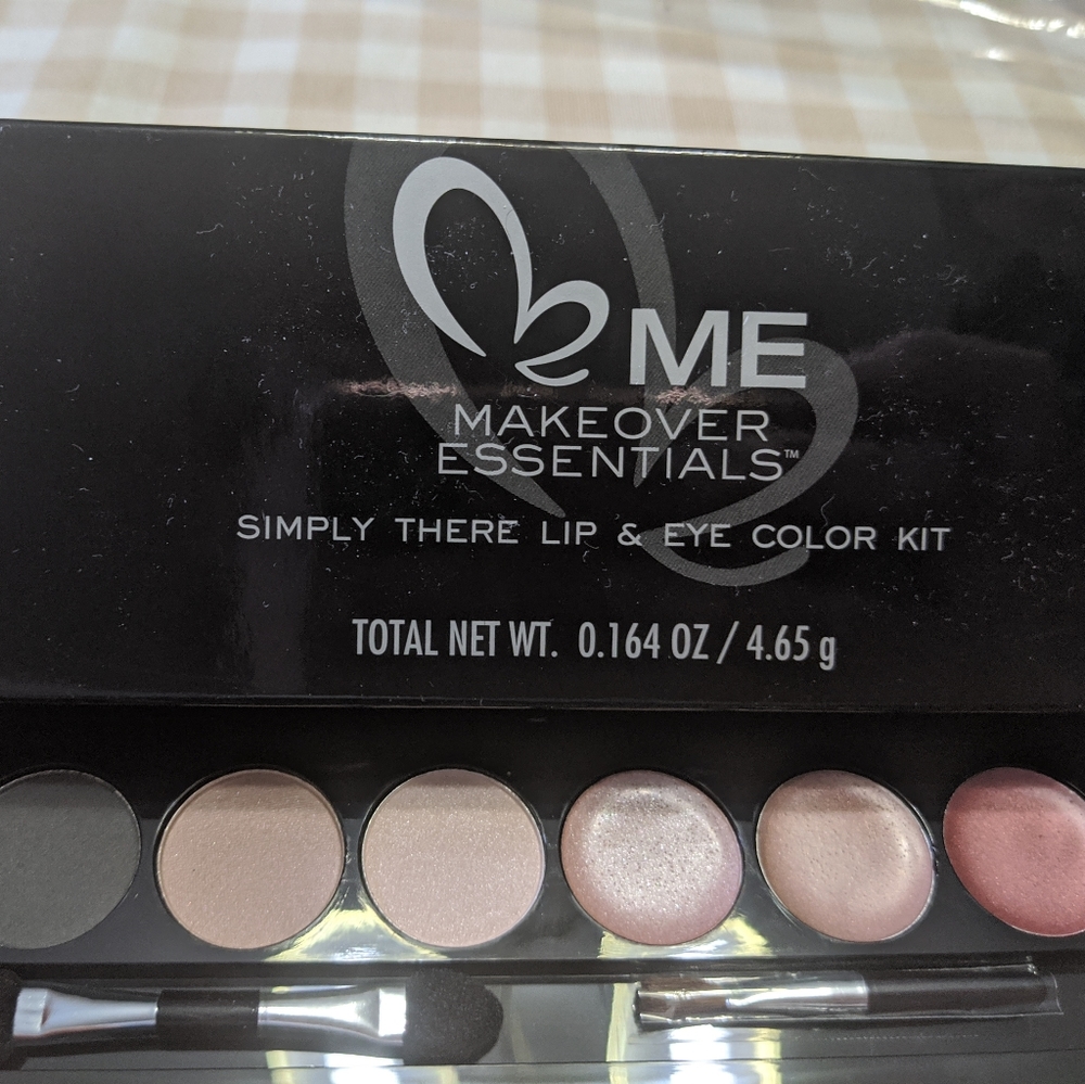 Makeover Essentials bundle - Picture 2 of 3
